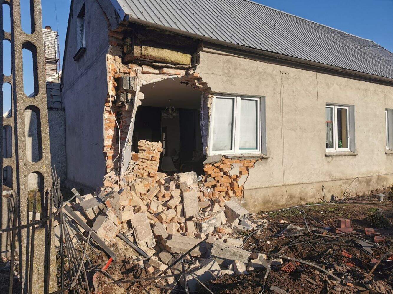 Ciężarówka wjechała w dom