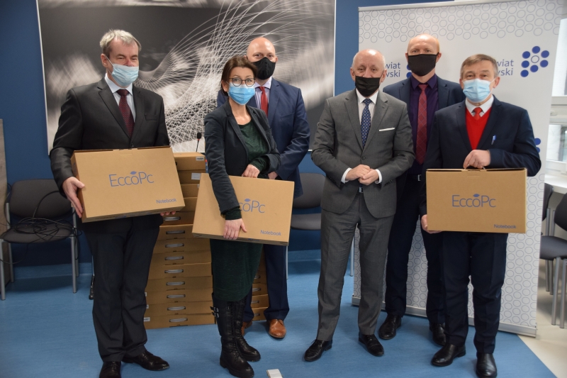 140 laptopów trafi do uczniów z powodu COVID-19