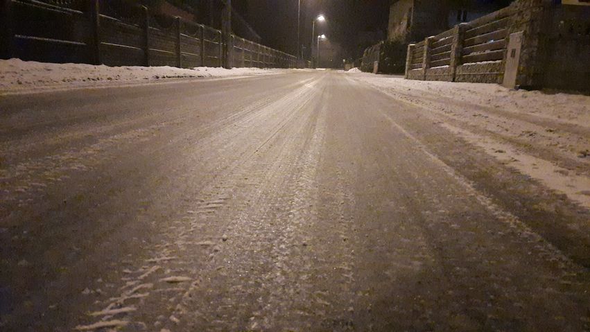 Lód na drodze. Brak interwencji władz gminy