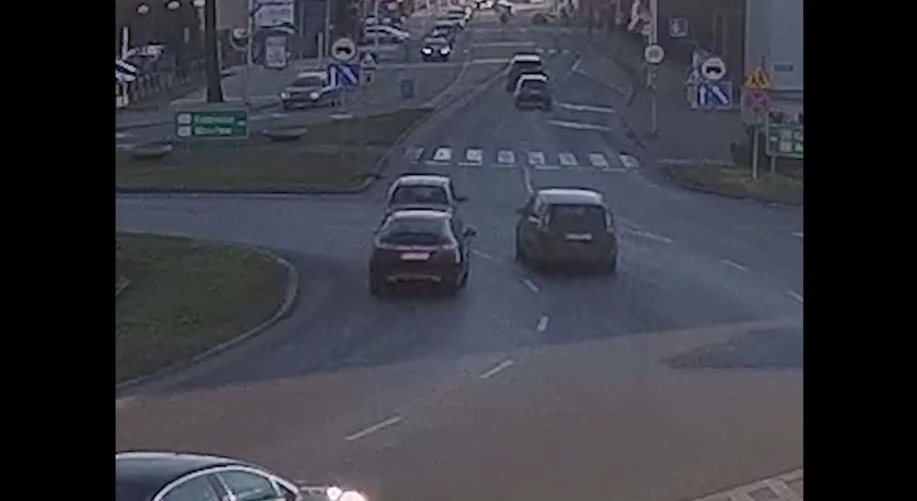 Kolizja na Rondzie Bankowym na oczach policjantów