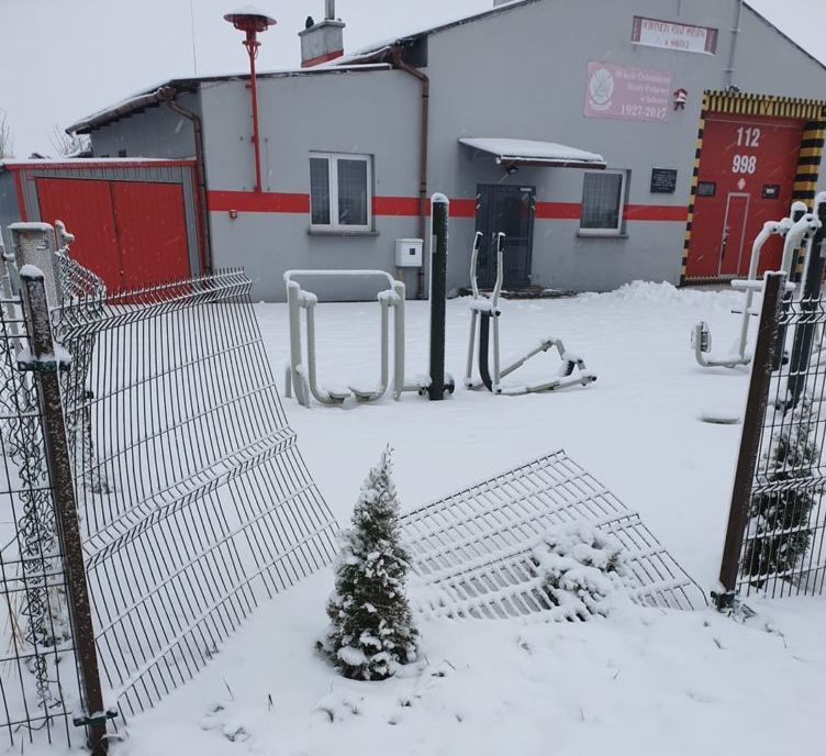 Uszkodzili płot przy remizie. Monitoring wyjawił co się stało