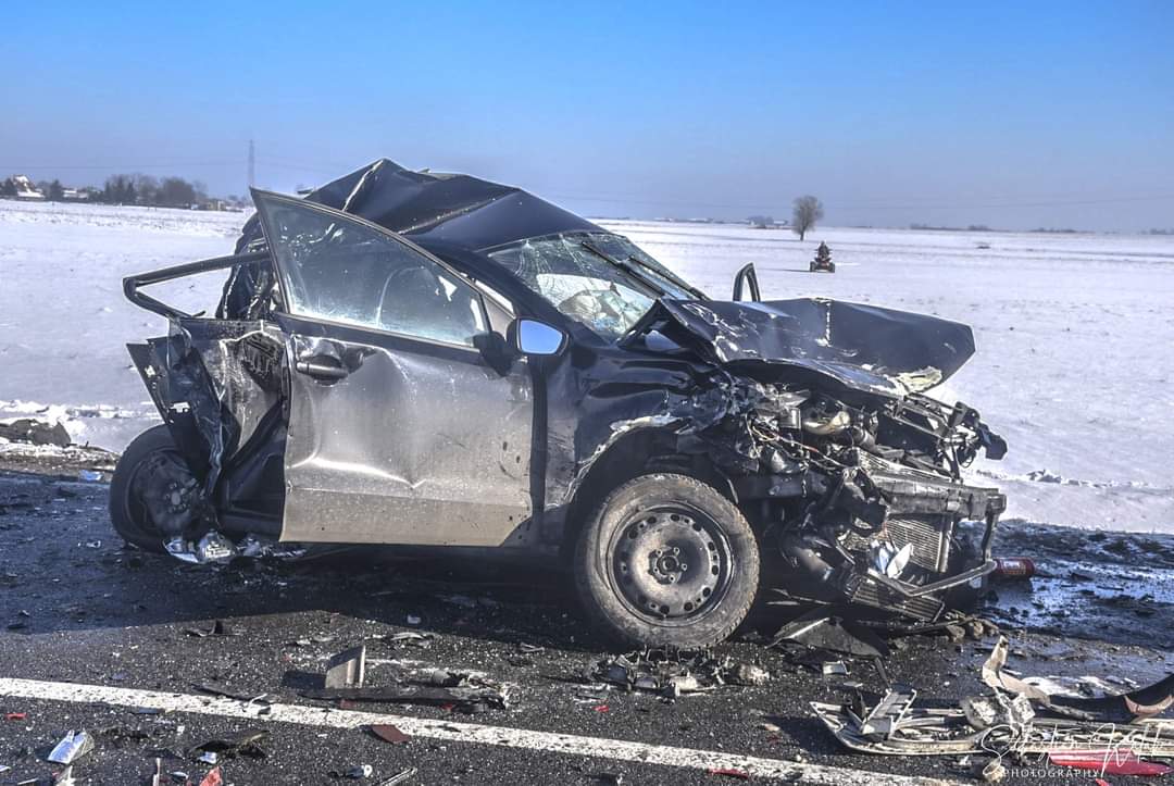 Zmasakrowany Volkswagen po poważnym wypadku
