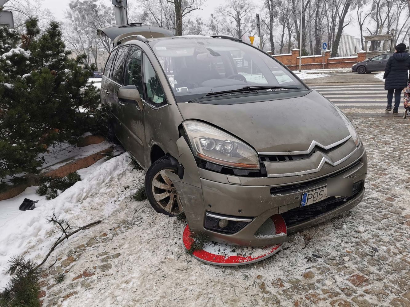 Wjechał jak dzik w żołędzie – kolizja na Rondzie Bankowym (wideo) aktualizacja