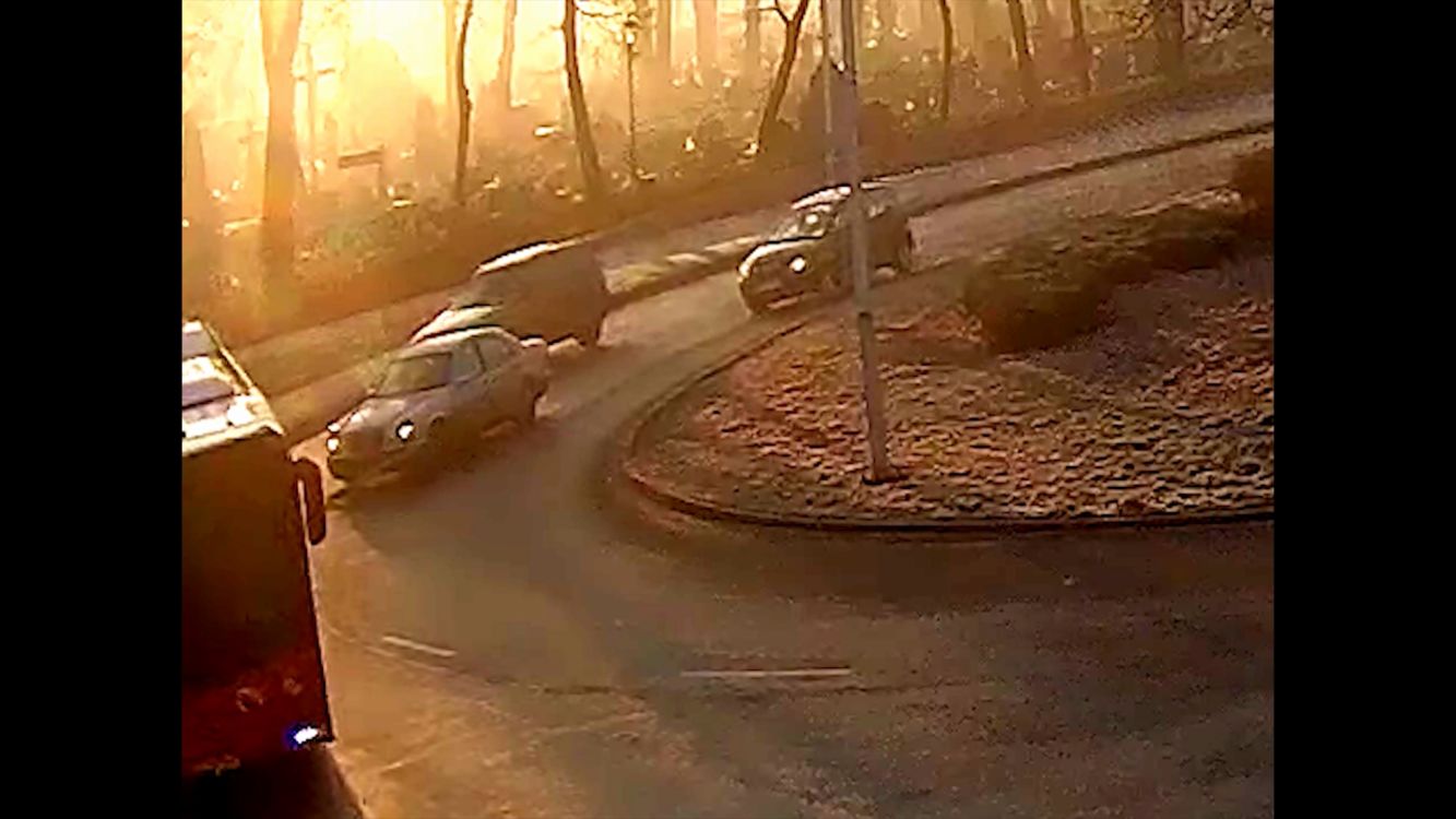 Kolizja autobusu i Mercedesa na Rondzie Bankowym (wideo)