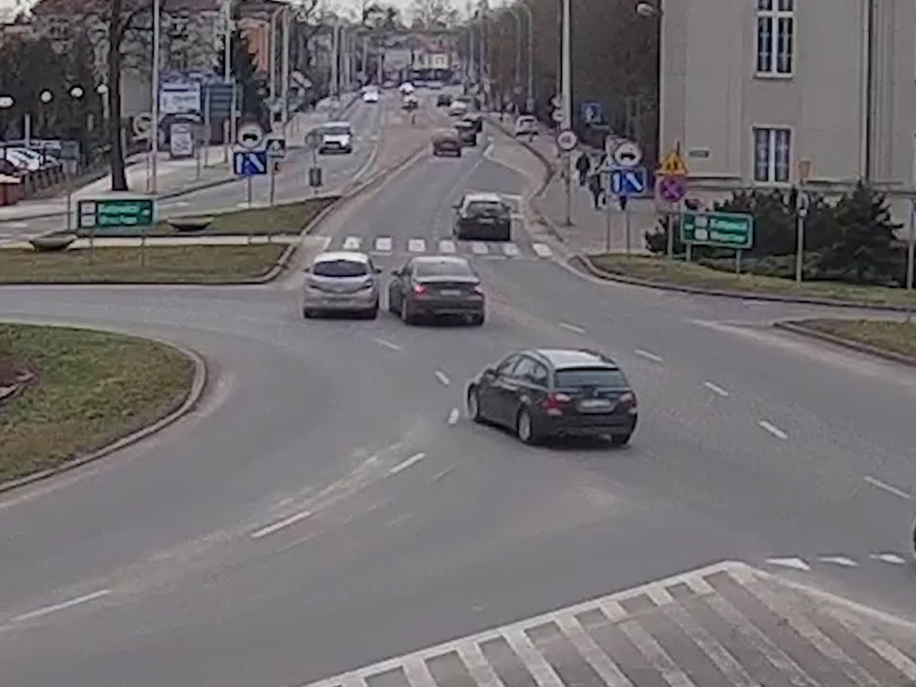 BMW grzecznie wjechało w Opla na Rondzie Bankowym