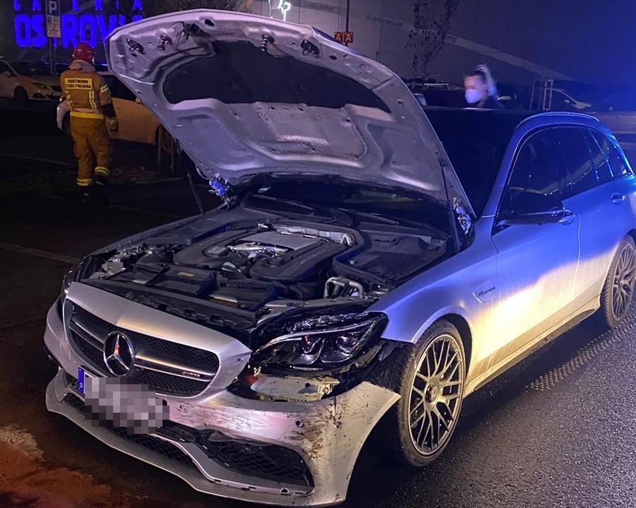 Piękny Mercedes uszkodzony pod Galerią Ostrovia