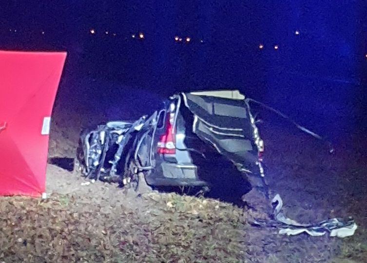 Zginął 21-latek po uderzeniu w drzewo