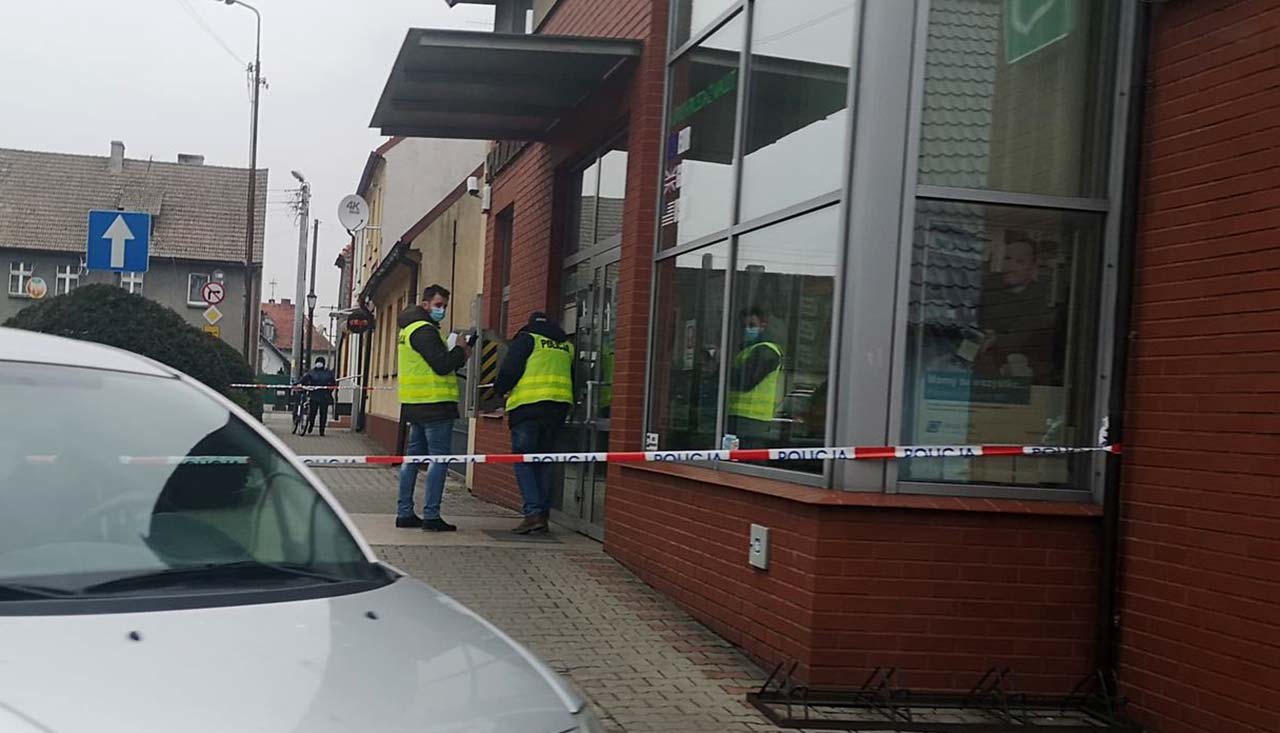Uszkodzili bankomat. Czy udało się ukraść pieniądze?