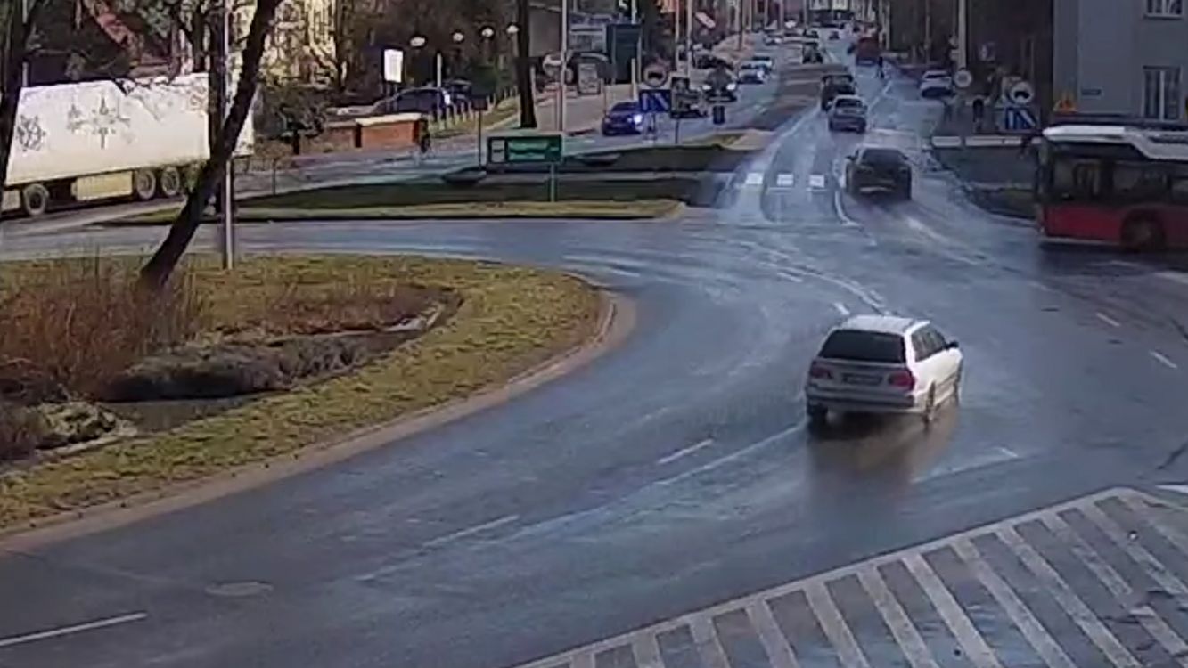 Zderzenie BMW i MZK na Rondzie Bankowym