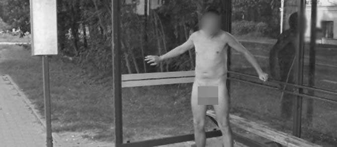 Rozebrany wylewał sobie na głowę farbę.