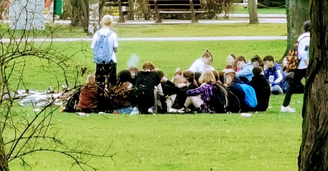 Młodzież poczuła wiosnę. Tłum w Parku Miejskim