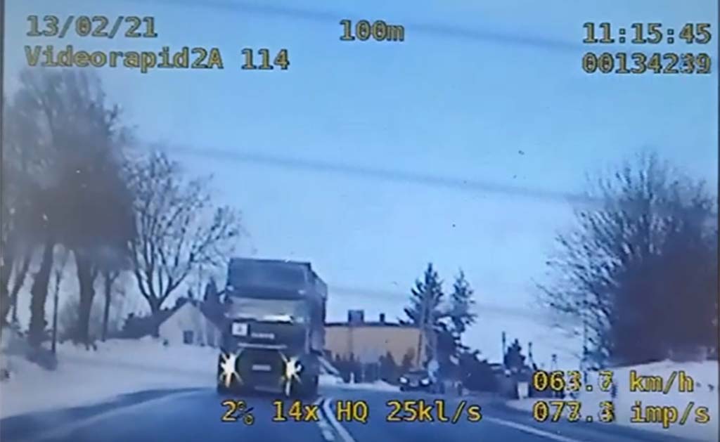 „Mrugał” innym kierowcom. Nagrali go policjanci