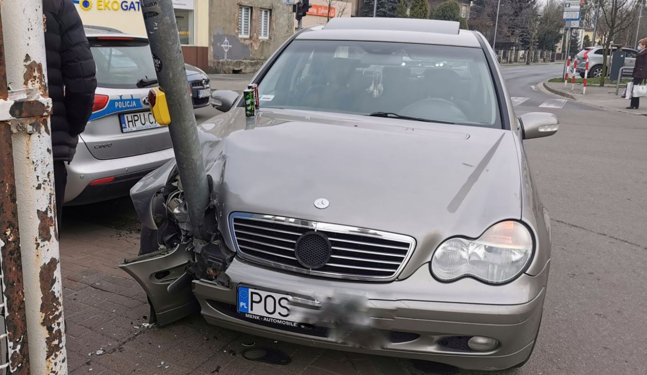 Wjechał w słup przy Harcerskiej. To był manewr obronny