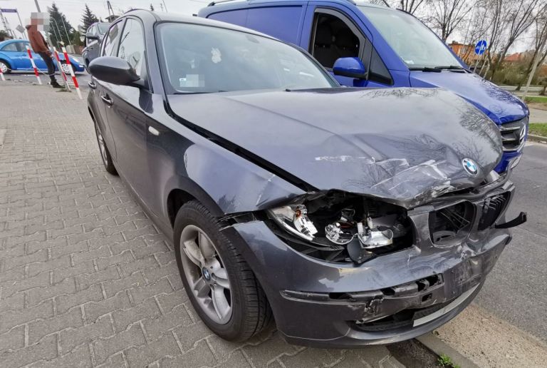 BMW i VW kierowcy chcieli zostawić uszkodzoną