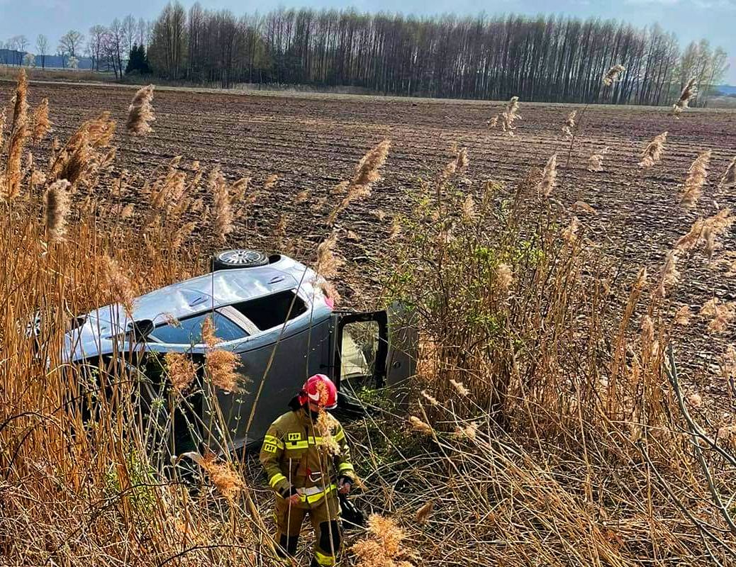 Matka z dzieckiem trafili do szpitala. Samochód wypadł z drogi