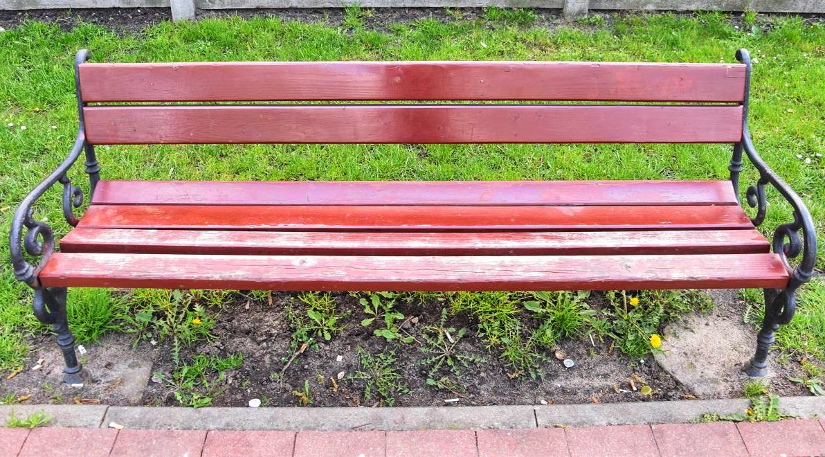 Skradziono kilkanaście ławek z parku. Nagroda za pomoc