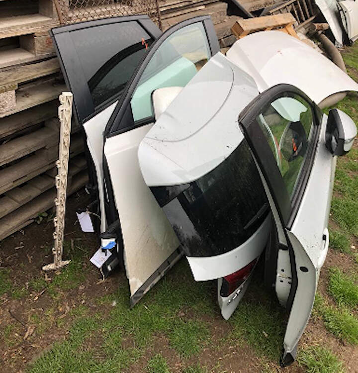 Pod Ostrowem znaleziono skradzione auto