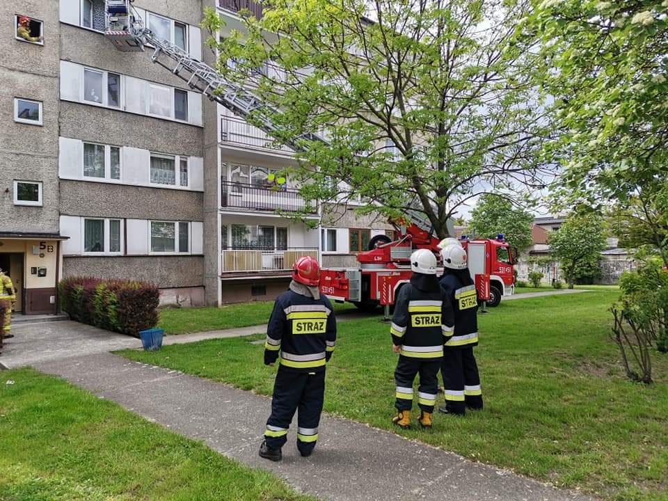 Swąd spalenizny. Strażacy weszli przez okno