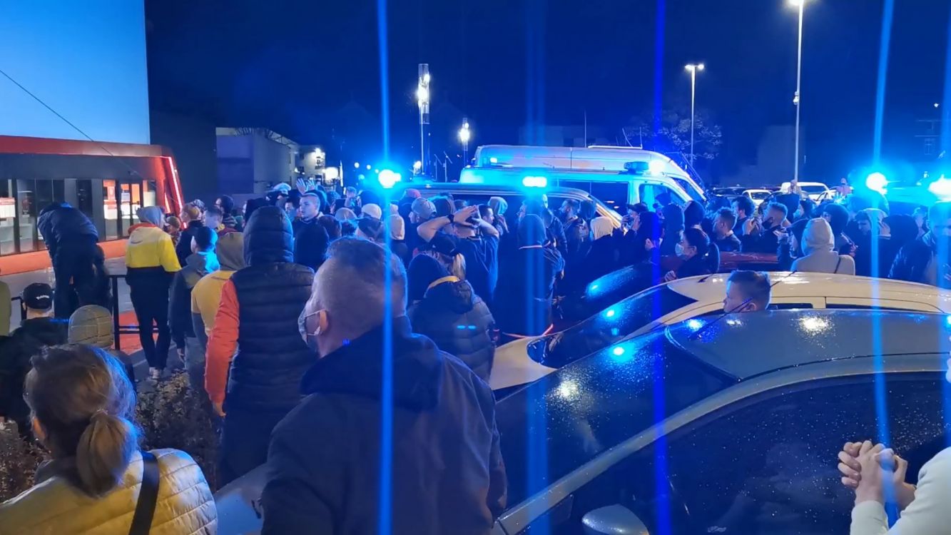 Doping pod halą Areną i akcja policji (wideo)