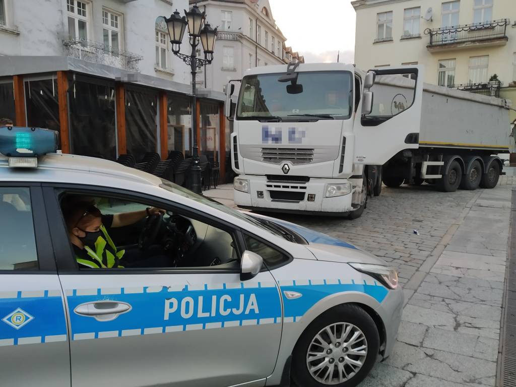 Mając 3 promile wjechał ciężarówką na Rynek (wideo)