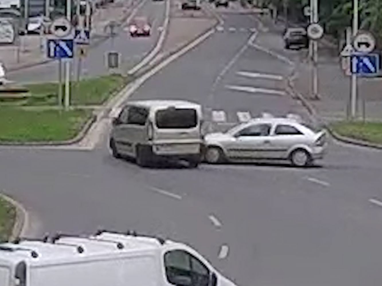 Kolizja z powodu awarii? Rondo bankowe