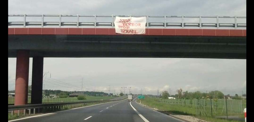 Anty izraelski baner nad obwodnicą Ostrowa