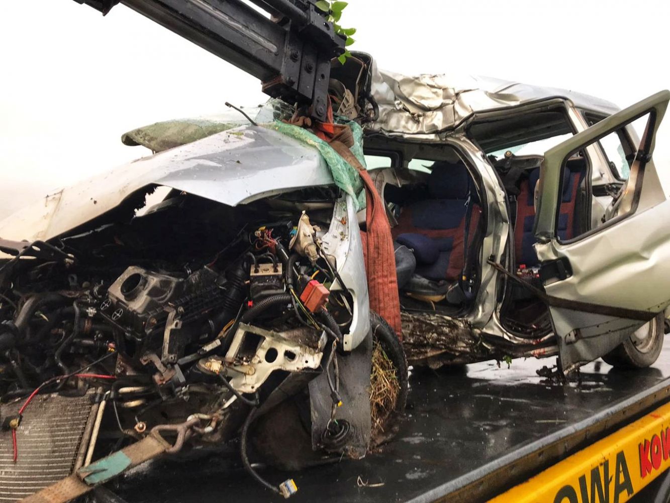 Z impetem wjechał w drzewo. Reanimacja bez skutku