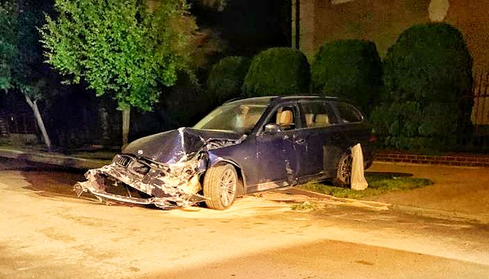 BMW wjechał w płot. Kierowca oddalił się