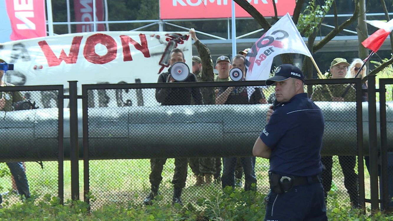 Krzyczeli „Morderca!” podczas wizyty ministra zdrowia. Korwin-Mikke zwinął się z bólu