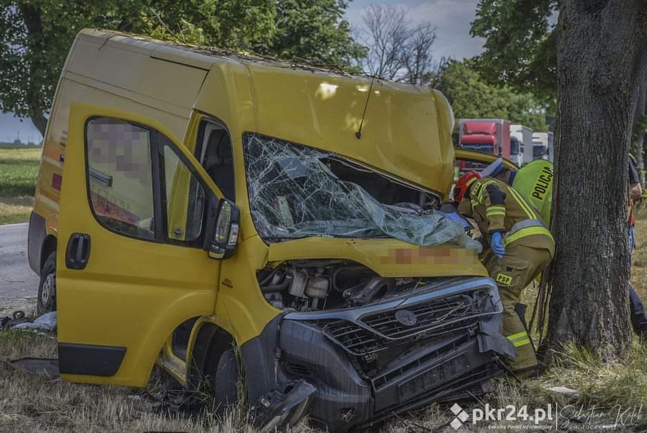 Dostarczenie paczek zagrożone. Kurier wjechał w drzewo