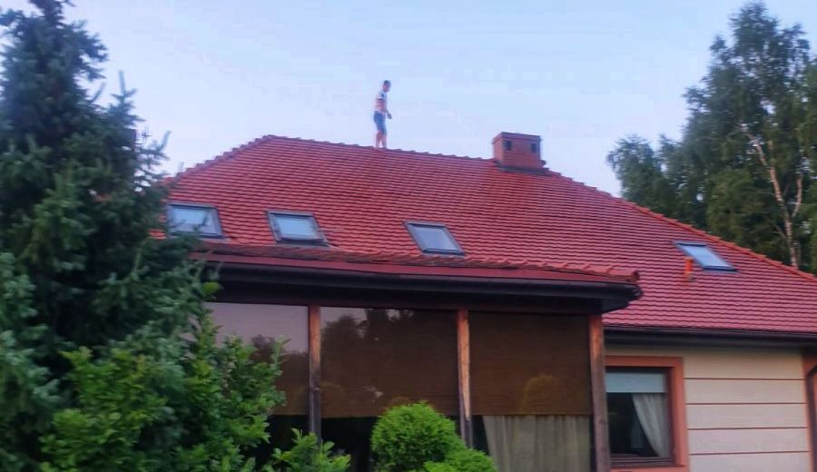 Złodziej uciekł na dach. Nietypowa akcja