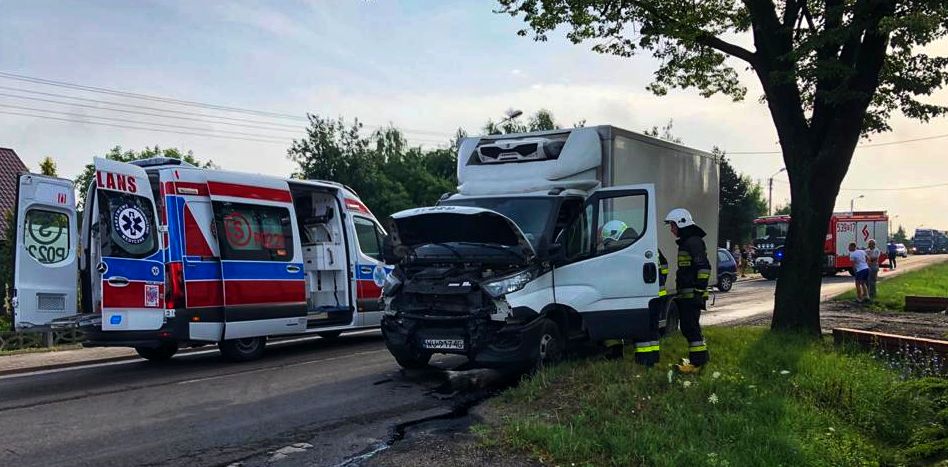 Zagapił się na telefon i skasował osobówkę