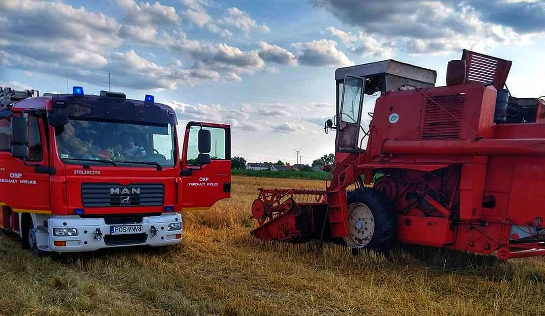 Pożar kombajnu na polu