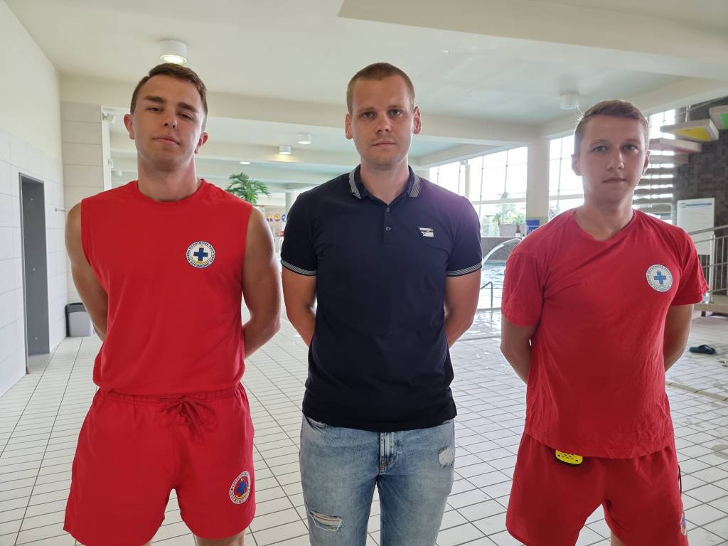 Uratowali życie mężczyźnie podczas pobytu na basenie