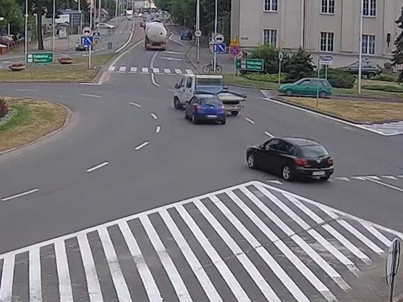 Kolizja na Rondzie Bankowym – dostawczakiem zajechał
