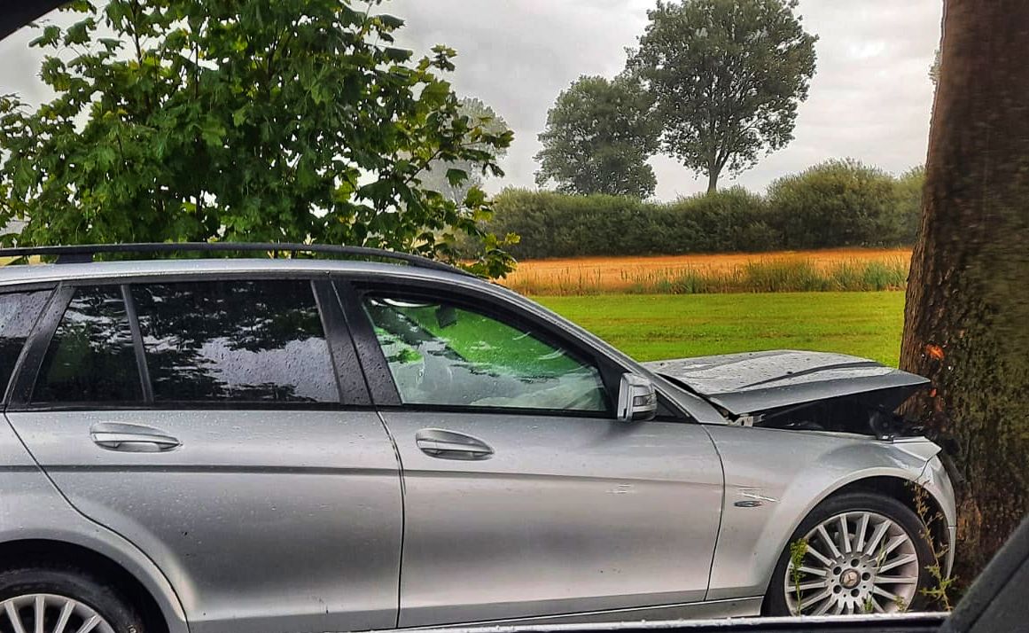 Mercedes uderzył w drzewo. W środku nikogo nie było (aktualizacja)