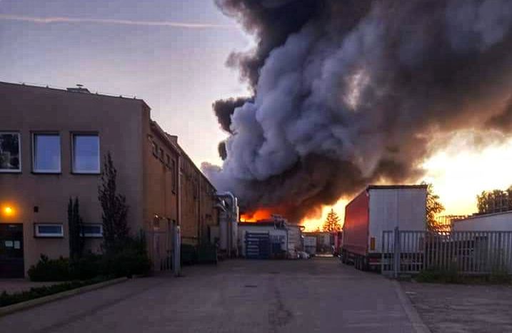 Pożar hali z lakiernią