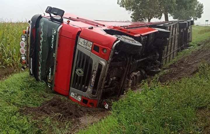 Górzno: ciężarówka w rowie (zdjęcia)