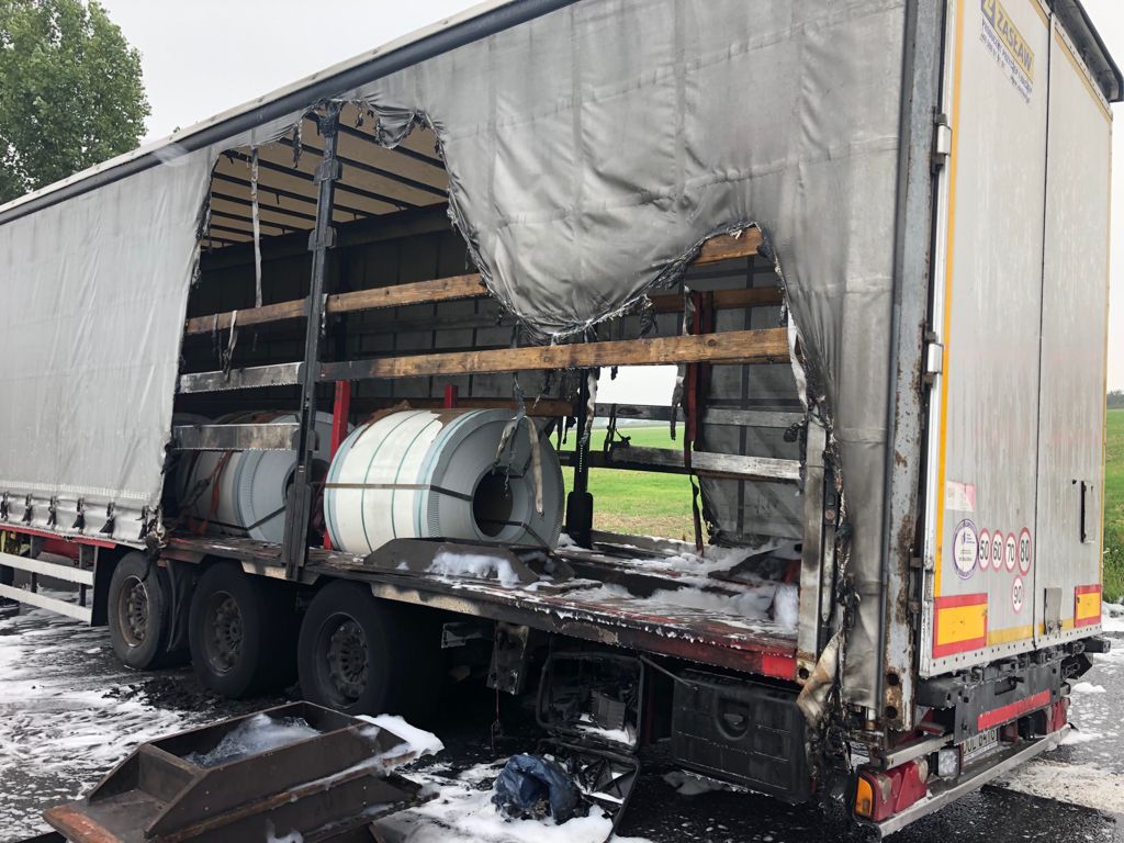 Pożar naczepy w Sobótce (wideo)