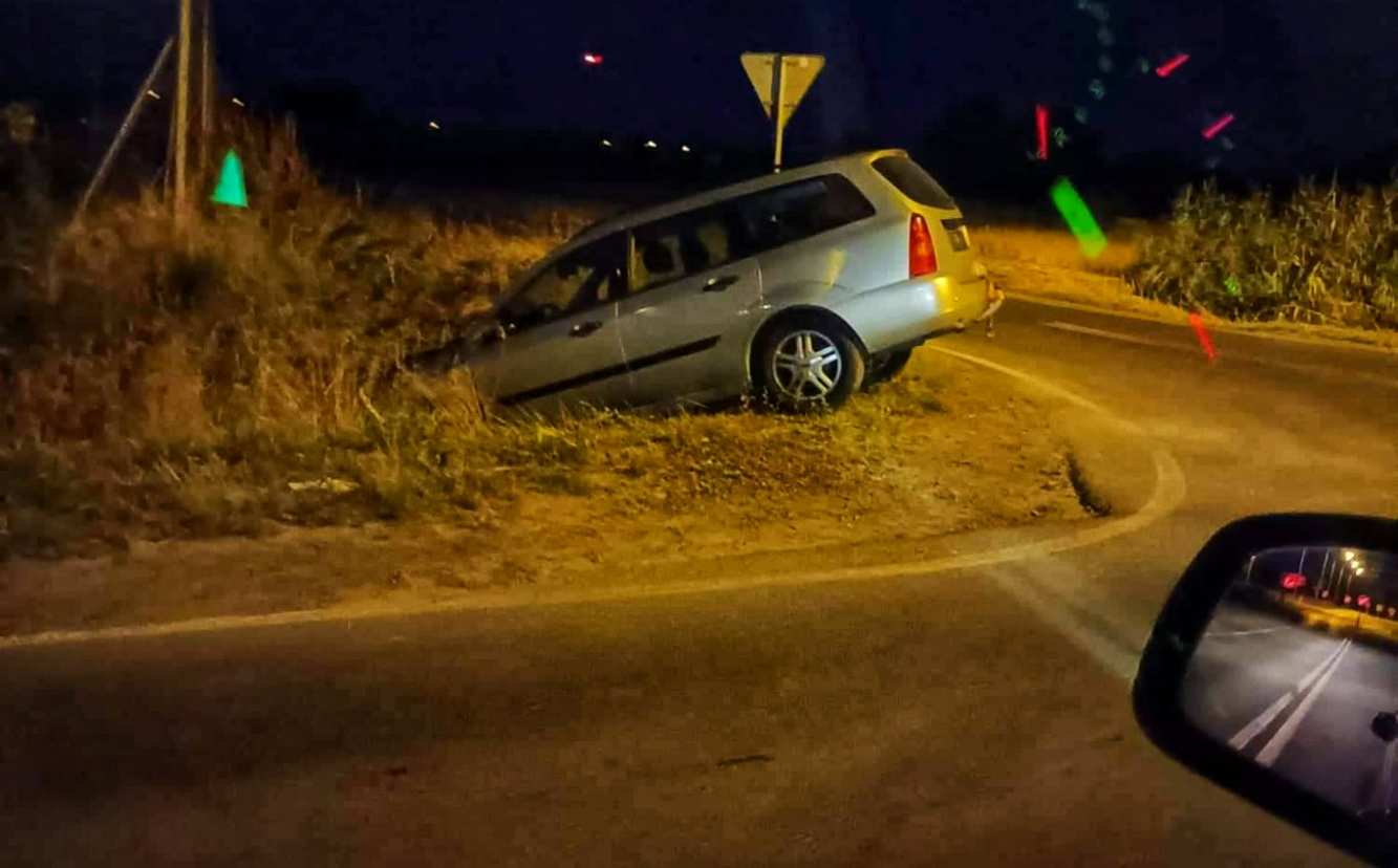 Wjechał do rowu przy wiadukcie. Auto trafiło na „policyjny parking”