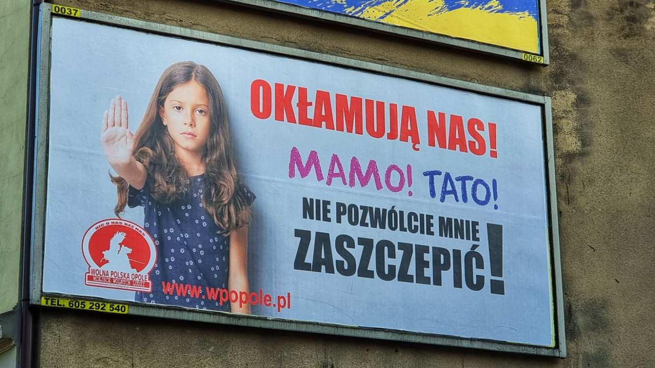 Prokuratura oceniła bilbordy ostrzegające przed TYMI szczepionkami dla dzieci