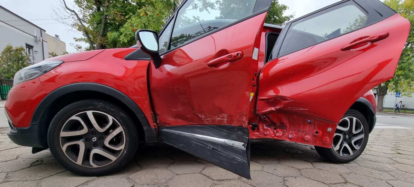 Peugeotem wjechała w renault na Kr. Jadwigi