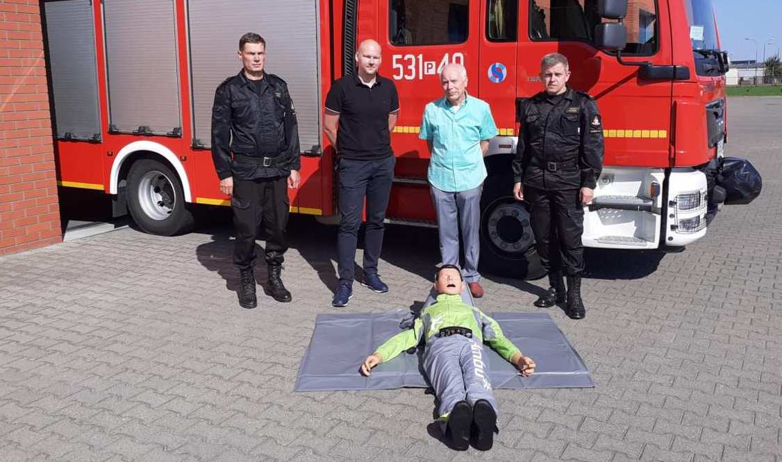 Strażacy z manekinem