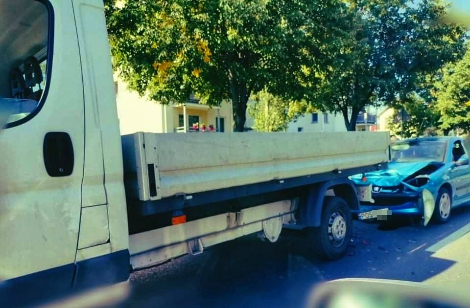 Peugeot wjechał w tył dostawczego