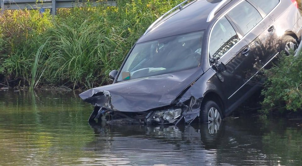 Volkswagenem wjechał do stawu