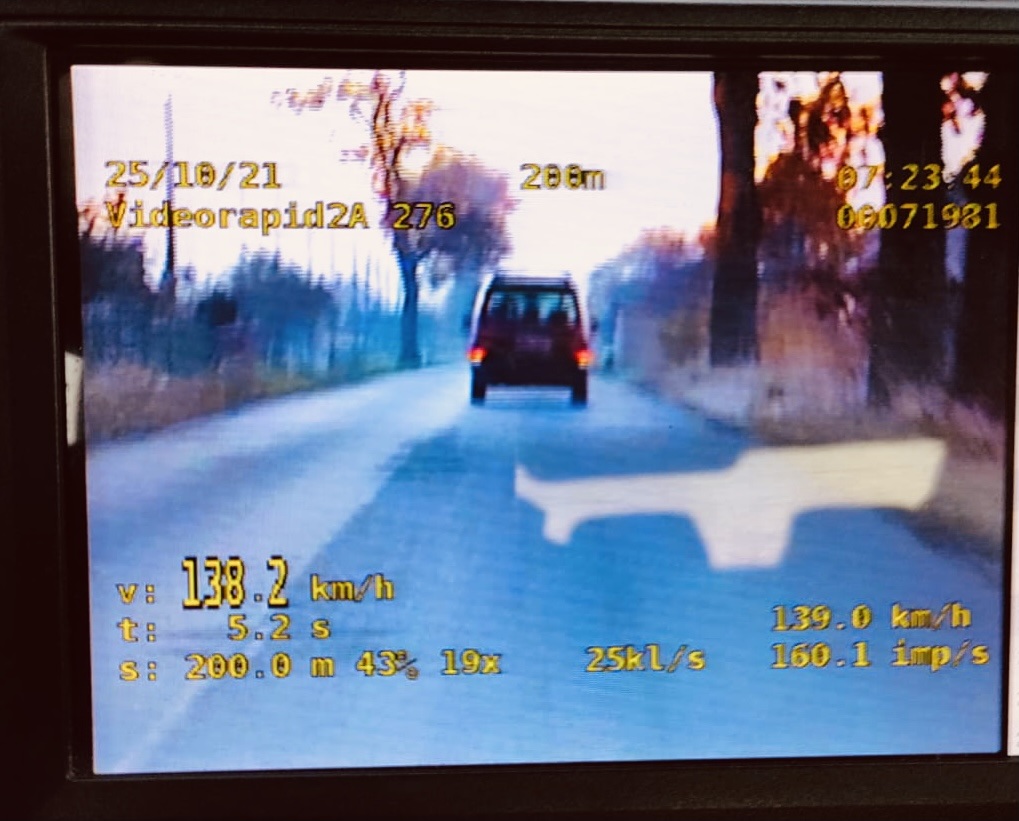21-latek jechał 138 km/h w zabudowanym
