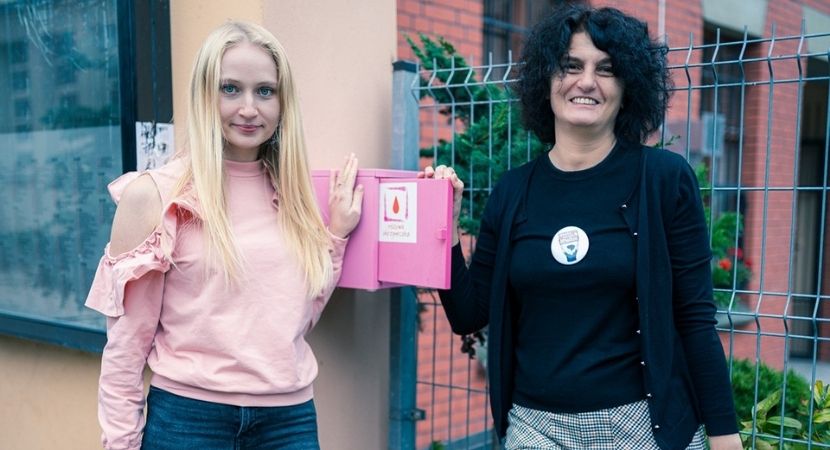 Radna domaga się różowych skrzyneczek w szkołach