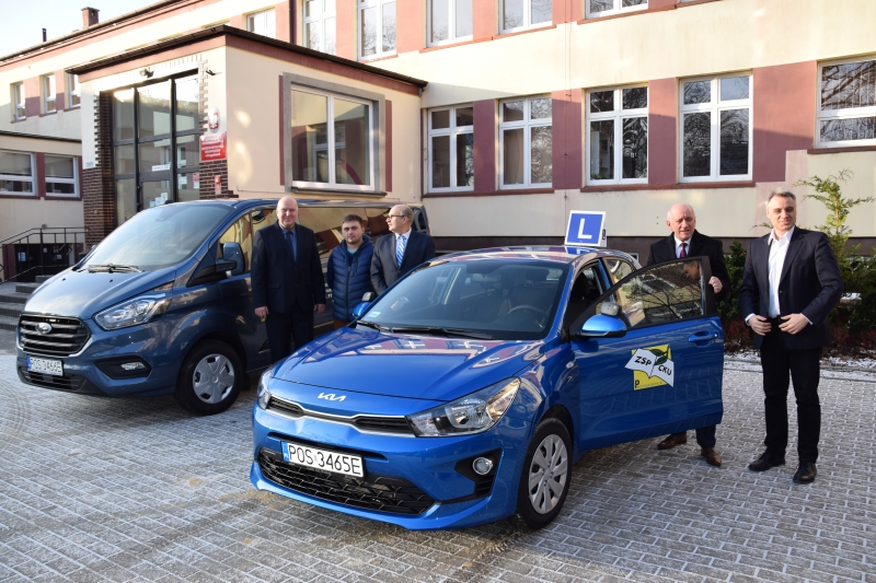 Szkoła dostała nowe auta