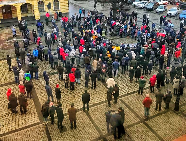 Ostrówer protestierten gegen #lexTVN (Update) – OSTROW24.tv – Ostrów Wielkopolski