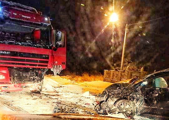 Rodzina wracała z zagranicy. Zderzyli się z ciężarówką (ZDJĘCIA)